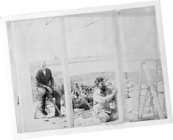 Jackson Pollock, a Long Island neighbor, watches as Victor builds the window frames for a room the D’Amicos added to the ground floor. Inspired by Philip Johnson’s Glass House, built while Johnson was a colleague of Victor’s at MoMA, the addition featured windows on three sides. | COURTESY D’AMICO STUDIO AND ARCHIVE