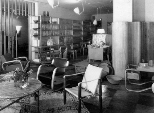 Art and technology on display in the Artek store on Fabianinkatu, Helsinki, photographed by Saurén in 1939. | ALVAR AALTO MUSEUM, ARTEK COLLECTION