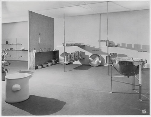 Installation view of Machine Art at the Museum of Modern Art, New York, 1934. The shining aluminum pots and pans were part of the kitchenwares section, one of the exhibition’s six themes. | © THE MUSEUM OF MODERN ART/LICENSED BY SCALA/ART RESOURCE, NY