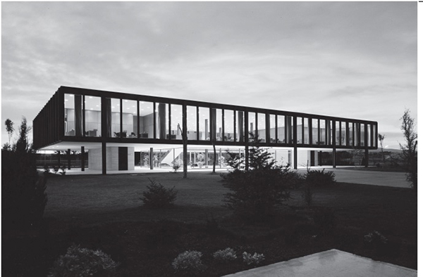 Bacardi y Compañía, S.A. Administration Building, Tultitlán, Mexico. Mies van der Rohe, architect with Saenz, Cancio, Martin y Gutierrez, engineers, 1958. Photograph by Balthazar Korab. Courtesy of The Library of Congress.