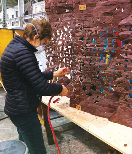 The uppermost portion of Bronze Bowl with Lace was made from wax molds that von Rydingsvard cut by hand at the Polich Tallix Foundry in Rock Tavern, New York, before casting. | JERRY L. THOMPSON PHOTO, © URSULA VON RYDINGSVARD, COURTESY OF GALERIE LELONG