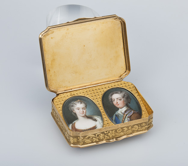 J.B. Masse (1724-1725), Snuff-box with portraits of Louis ХV and Marie Leszczynska. Courtesy of State Hermitage Museum.