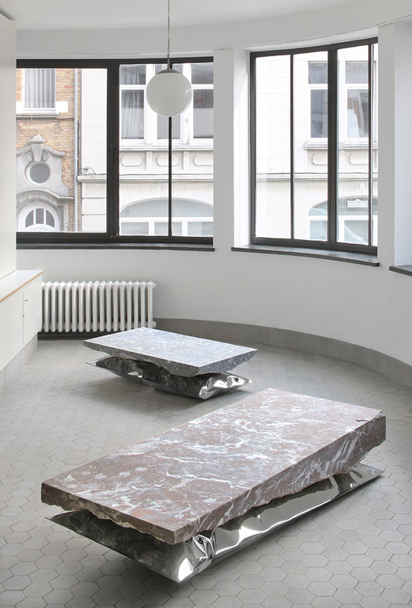 Exhibited on the mezzanine, Ben Storms’s InHale tables are composed of salvaged pieces of marble resting on inflated metal cushions. | ©ATELIER JESPERS