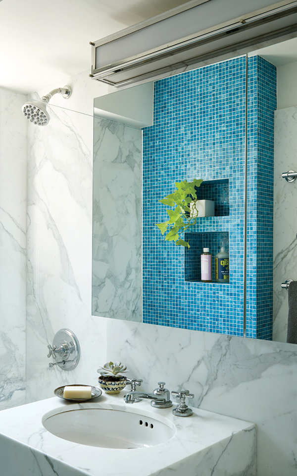 In the bathroom, the color of the blue glass mosaic tiles was inspired by tiles in Eero Saarinen’s house for J. Irwin Miller in Indiana. | Photography by MARK ROSKAMS