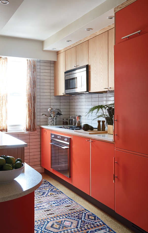 Clem brought in a jolt of color in the kitchen cabinetry. He had been inspired by the mirror hanging above the brazilian rosewood hanging bar. | Photography by MARK ROSKAMS