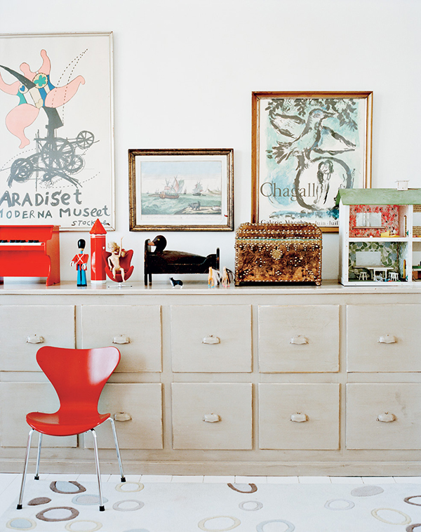 A child’s version of the Series 7 chair is a bright punctuation mark in daughter Lilli’s room. | Photography by GAELLE LE BOULICAUT