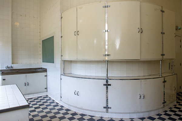 The pantry, on the ground floor, features walls and floors covered with washable ceramic tiles, painted metal furnishings, and original tables and cupboards, mostly designed by Mallet-Stevens. | ROBERT MALLET-STEVENS/©DIDIER PLOWY–CMN