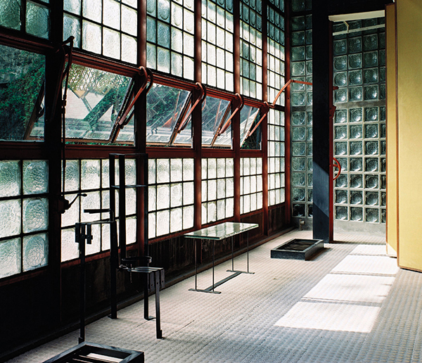 Chareau integrated inspired industrial details, such as windows that opened and closed using a system of counterbalances and cranks, into the interior of the Maison de Verre.