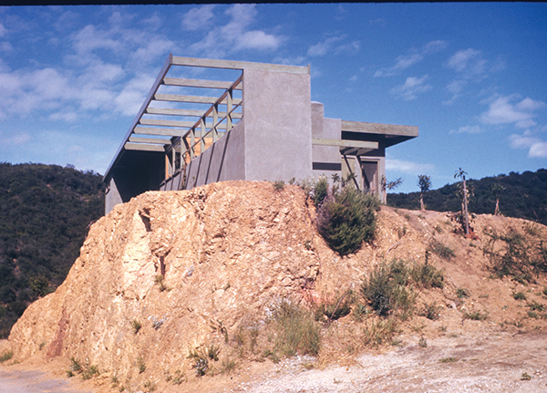 Rose Harris house, Hollywood (Laurel Canyon), designed by Schindler, 1942, no. 629 in the Modern Architecture series. The house burned down in 1959.