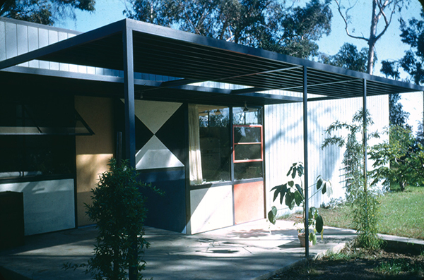 West side of the John Entenza House, Santa Monica, designed by Charles Eames and Eero Saarinen, 1949, no. 204 in the New Concept of Space — Modern Architecture Series II. Entenza was the editor of Arts & Architecture and created the magazine’s Case Study House program. The Entenza House was Case Study House #9.