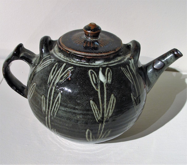 Tea pot by Ladi Kwali, c. 1960s. Glazed stoneware. 